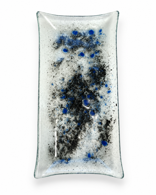 Obra en vidrio fundido con fondo transparente, manchas negras y puntos azul cobalto